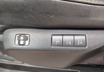 Подержанный автомобиль Peugeot Traveller 2019 года (15 фото)