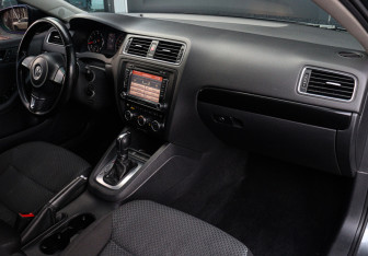 Подержанный автомобиль Volkswagen Jetta Sedan 2012 года (9 фото)