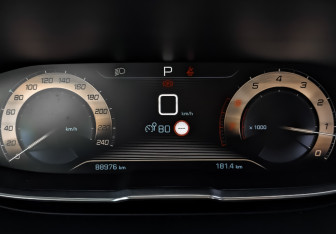 Подержанный автомобиль Peugeot 5008 Suv 2018 года (16 фото)