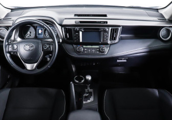 Подержанный автомобиль Toyota RAV4 2015 года (12 фото)