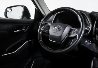 Подержанный автомобиль Toyota Highlander 2020 года (13 фото)