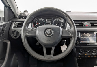 Подержанный автомобиль Skoda Rapid Liftback 2017 года (21 фото)