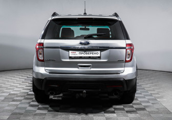 Подержанный автомобиль Ford Explorer 2011 года (6 фото)