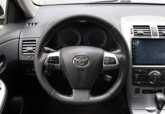 Подержанный автомобиль Toyota Corolla Sedan 2011 года (13 фото)