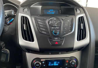 Подержанный автомобиль Ford Focus Sedan 2013 года (13 фото)