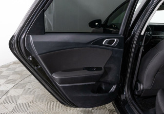 Подержанный автомобиль Kia Ceed Hatchback 2021 года (23 фото)