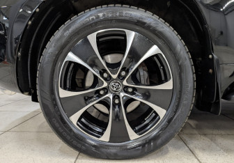 Подержанный автомобиль Toyota Land Cruiser Suv 2010 года (12 фото)
