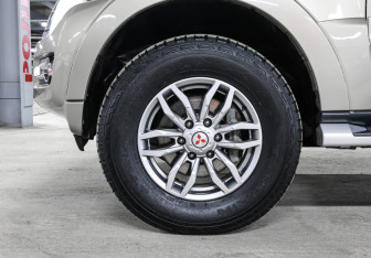 Подержанный автомобиль Mitsubishi Pajero 2017 года (22 фото)