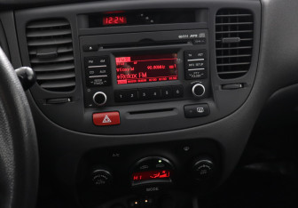 Подержанный автомобиль Kia Rio Hatchback 2010 года (9 фото)