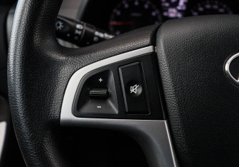 Подержанный автомобиль Hyundai Solaris Hatchback 2011 года (15 фото)