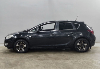 Подержанный автомобиль Opel Astra Hatchback 2011 года (8 фото)