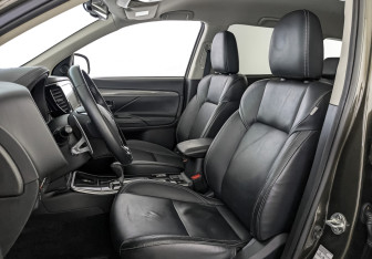 Подержанный автомобиль Mitsubishi Outlander 2021 года (20 фото)