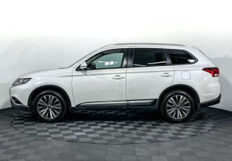 Подержанный автомобиль Mitsubishi Outlander 2019 года (8 фото)