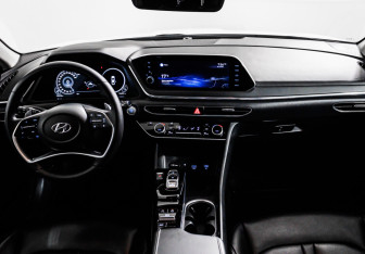 Подержанный автомобиль Hyundai Sonata 2022 года (11 фото)