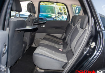 Подержанный автомобиль Renault Scenic 2006 года (8 фото)