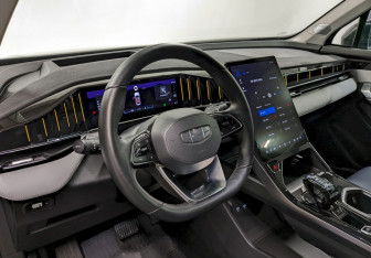 Подержанный автомобиль Geely Atlas 2024 года (13 фото)