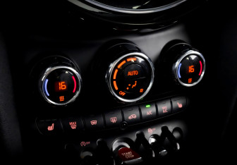 Подержанный автомобиль MINI Hatch 2021 года (25 фото)