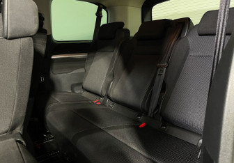 Подержанный автомобиль Peugeot Traveller 2018 года (16 фото)