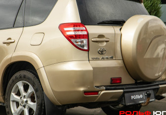 Подержанный автомобиль Toyota RAV4 2011 года (17 фото)