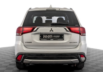 Подержанный автомобиль Mitsubishi Outlander 2018 года (6 фото)