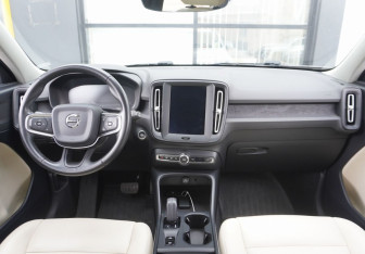Подержанный автомобиль Volvo XC40 2019 года (12 фото)