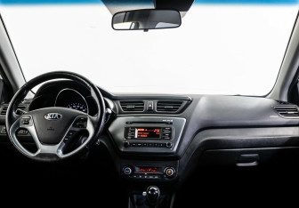 Подержанный автомобиль Kia Rio Hatchback 2015 года (7 фото)