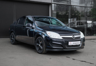 Подержанный автомобиль Opel Astra Sedan 2010 года (3 фото)
