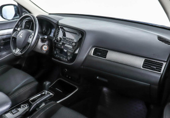 Подержанный автомобиль Mitsubishi Outlander 2017 года (5 фото)