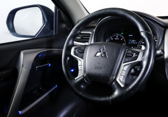 Подержанный автомобиль Mitsubishi Pajero Sport 2018 года (13 фото)