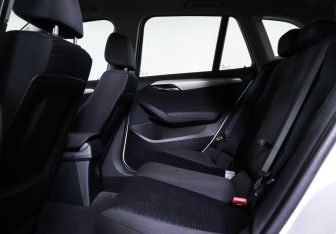 Подержанный автомобиль BMW X1 2014 года (12 фото)