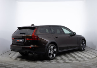 Подержанный автомобиль Volvo V60 Cross Country 2019 года (5 фото)