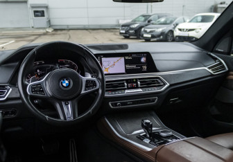 Подержанный автомобиль BMW X5 2020 года (14 фото)