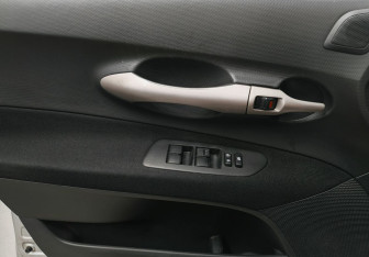 Подержанный автомобиль Toyota Auris Hatchback 2008 года (15 фото)