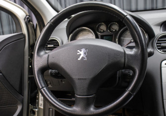 Подержанный автомобиль Peugeot 308 Hatchback 2009 года (15 фото)