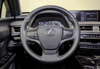 Подержанный автомобиль Lexus UX 2018 года (22 фото)