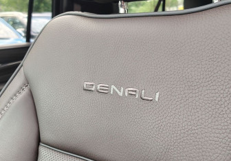 Подержанный автомобиль GMC Yukon 2023 года (35 фото)
