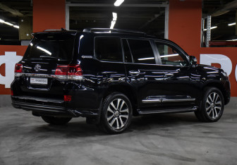 Подержанный автомобиль Toyota Land Cruiser Suv 2018 года (5 фото)