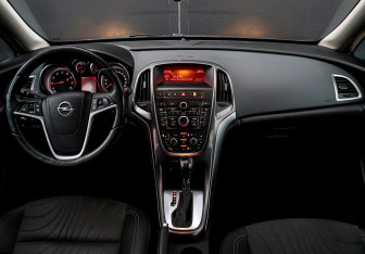 Подержанный автомобиль Opel Astra Sedan 2013 года (11 фото)