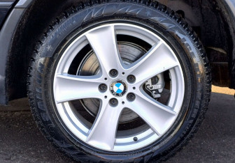 Подержанный автомобиль BMW X5 2005 года (9 фото)