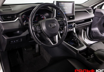 Подержанный автомобиль Toyota RAV4 2021 года (18 фото)