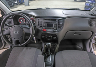 Подержанный автомобиль Kia Rio Hatchback 2011 года (14 фото)