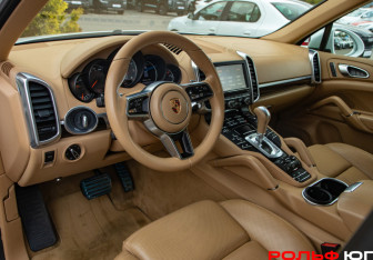 Подержанный автомобиль Porsche Cayenne 2015 года (18 фото)