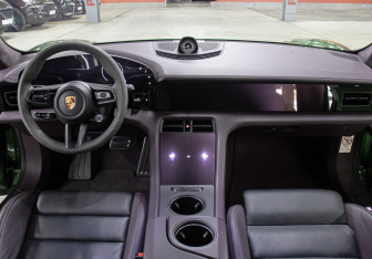 Подержанный автомобиль Porsche Taycan 2021 года (14 фото)