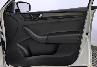 Подержанный автомобиль Skoda Rapid Liftback 2021 года (25 фото)