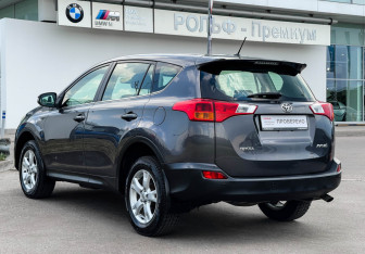 Подержанный автомобиль Toyota RAV4 2014 года (7 фото)
