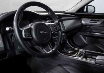 Подержанный автомобиль Jaguar XF Sedan 2018 года (14 фото)