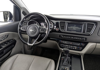 Подержанный автомобиль Kia Carnival 2017 года (29 фото)