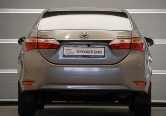 Подержанный автомобиль Toyota Corolla Sedan 2014 года (5 фото)