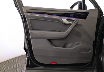 Подержанный автомобиль Volkswagen Touareg 2018 года (19 фото)