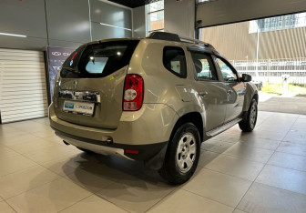 Подержанный автомобиль Renault Duster 2013 года (4 фото)